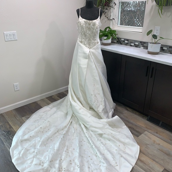 🚫SOLD🚫Ivory sz 12 stunning wedding gown - Picture 3 of 16
